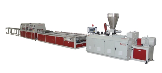 34.7rpm スクロールスピード 製造工場生産のためのWPC壁面パネル挤出ライン2