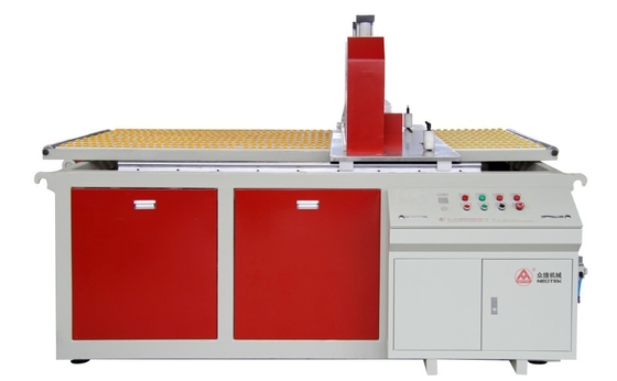 34.7rpm スクロールスピード 製造工場生産のためのWPC壁面パネル挤出ライン2