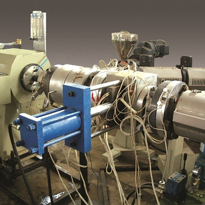 60kW パワーの共旋回型円形双螺旋型PVCパイプ製造用プラスチック挤出機