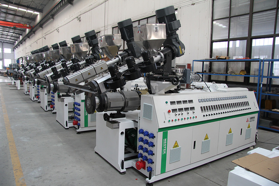 YF240 12800 KG 容量と 32.9 rpm スクリュー速度を持つ PP PE ベース WPC エクストルーションライン