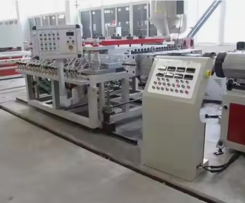 主なモーターとしてシエメンスモーターを持つPVC泡紙生産ライン